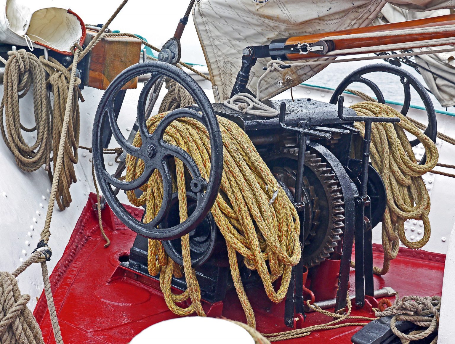 Vertical vs. Horizontal Windlasses Which Windlass is Best for You? Boating Articles Your